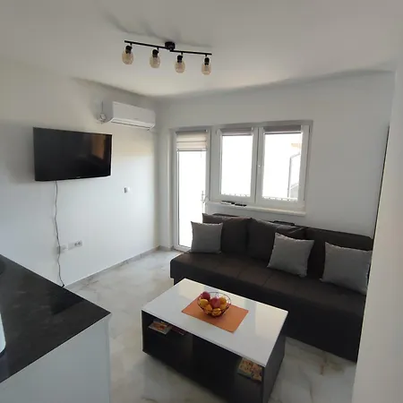 Nina Apartament Ostrovo